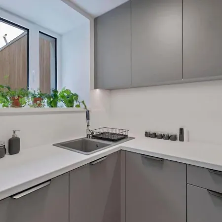 Апартаменти Train Station With Terrasse 1 *