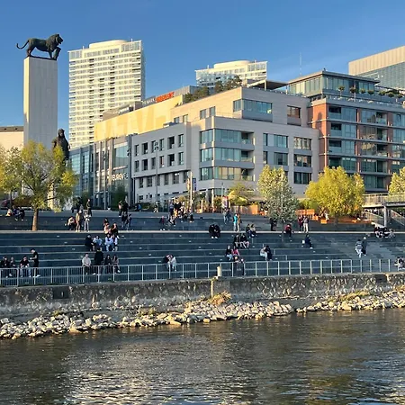 Train Station With Terrasse 1 Апартаменти *