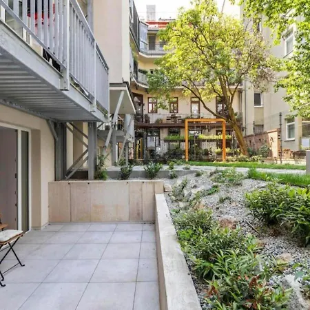 Train Station With Terrasse 1 Apartamento