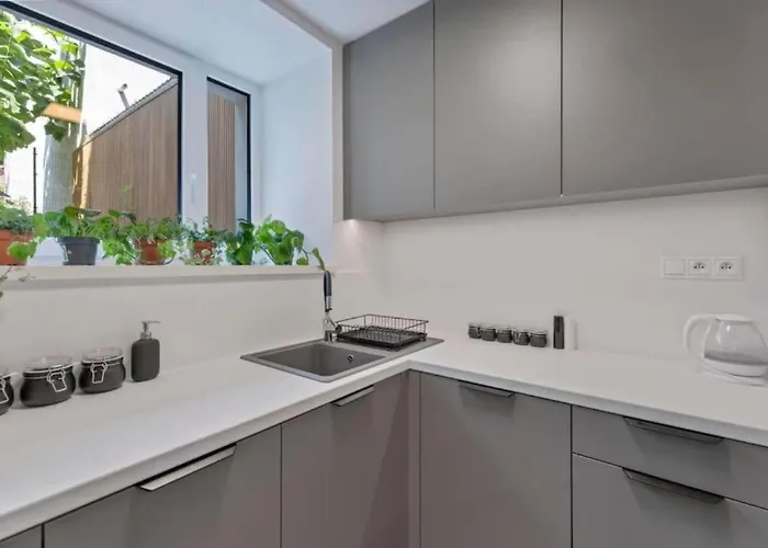 Apartament Train Station With Terrasse 1 *